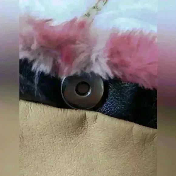 Pink faux fury leopard print purse with gold shoulder chain NWOT - Picture 3 of 5